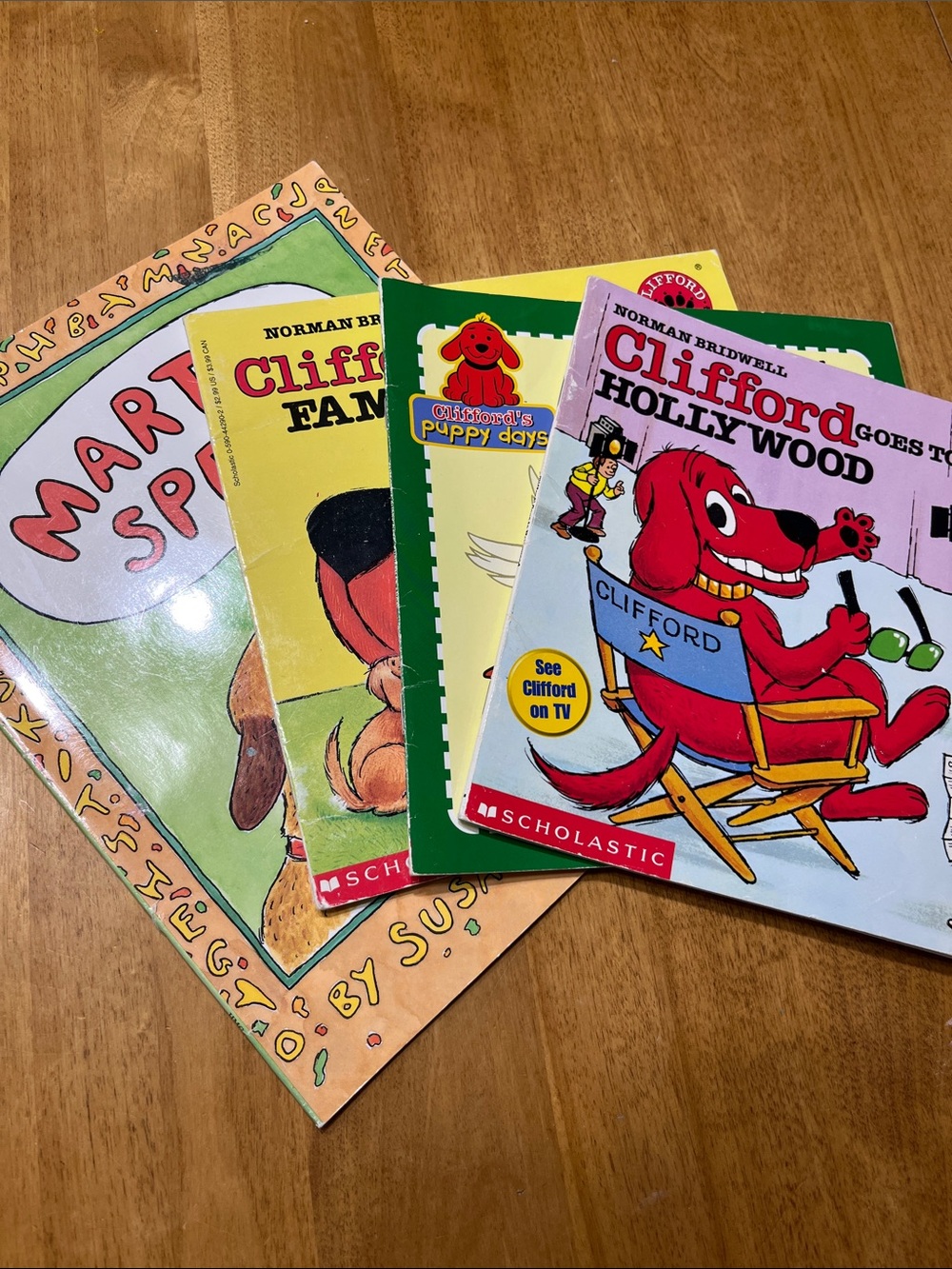 Scholastic Clifford Goes to Hollywood Kids Book - Red, Blue, Yellow, Green